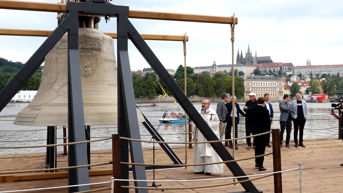 Nový zvon připomínající zničení 9801 zvonů během války je k vidění na Vltavě